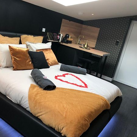 Playroom Et Nuit Insolite Aubie-et-Espessas Ngoại thất bức ảnh