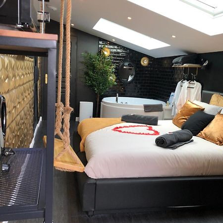 Playroom Et Nuit Insolite Aubie-et-Espessas Ngoại thất bức ảnh