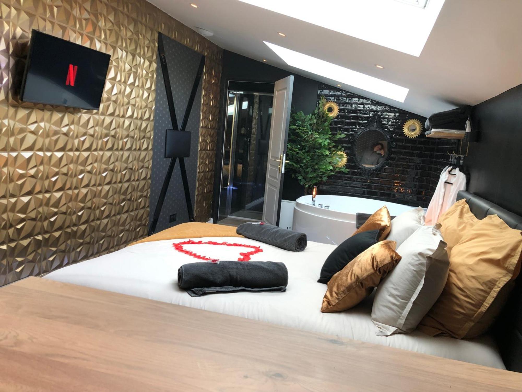 Playroom Et Nuit Insolite Aubie-et-Espessas Ngoại thất bức ảnh