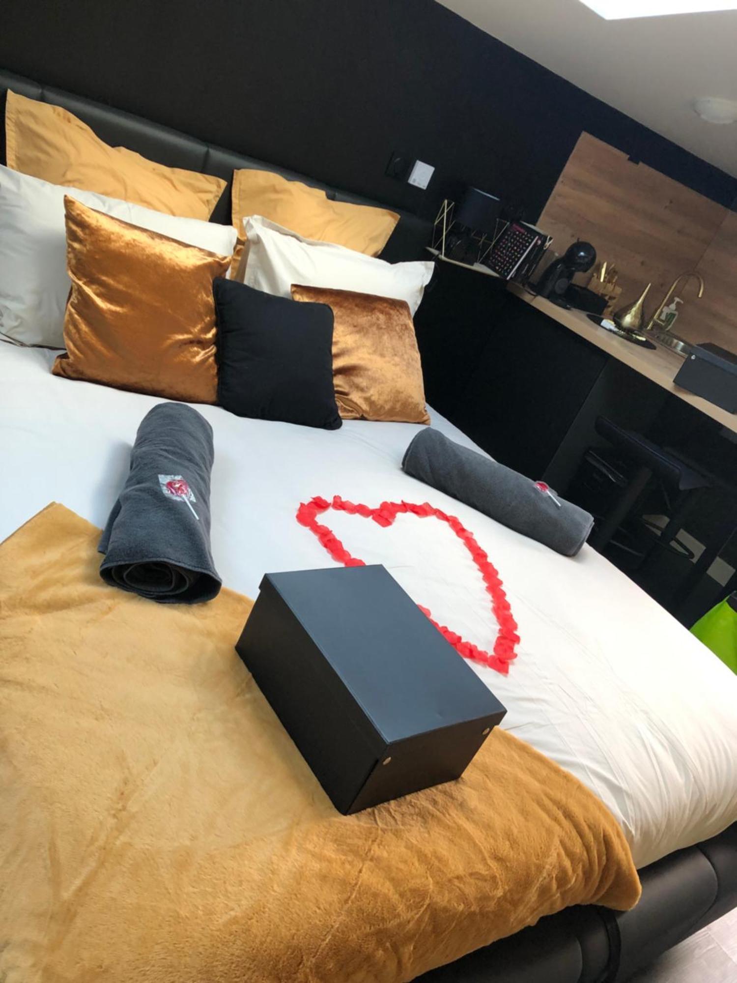 Playroom Et Nuit Insolite Aubie-et-Espessas Ngoại thất bức ảnh